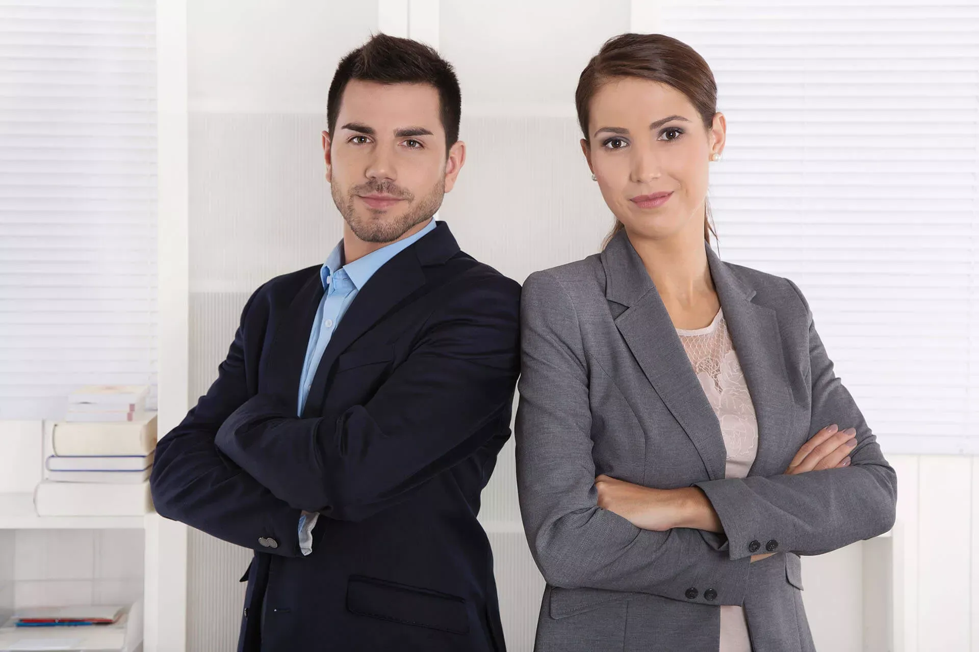 Gleichberechtigung im Arbeitsleben: Mann und Frau in Businesskleidung im Büro.