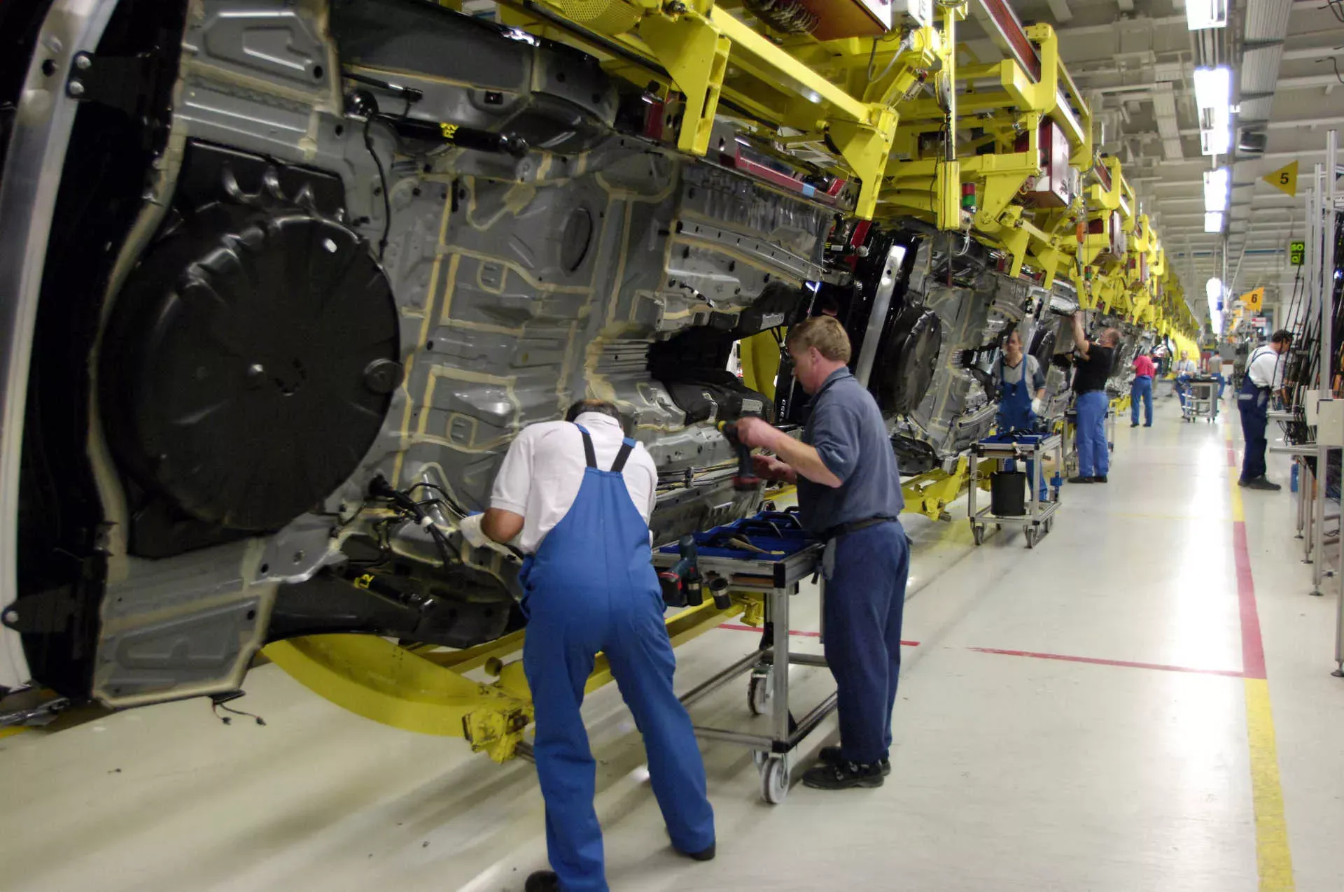 Automontage in einem Mercedes-Werk. Bild: IMAGO / Hans-Günther Oed