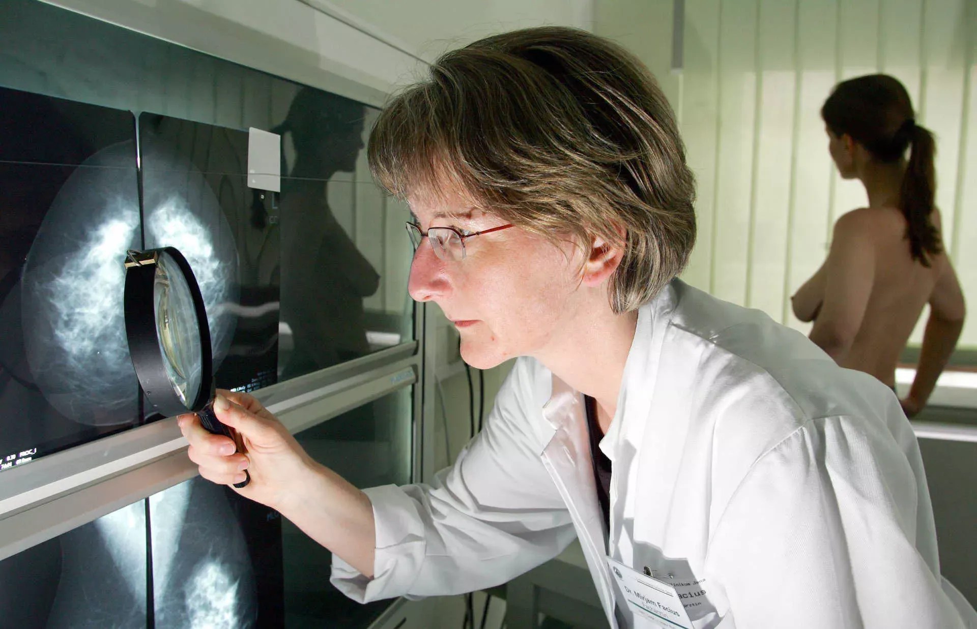 Brustkrebsvorsorge: Frauenärztin schaut mit einer Lupe Mammographie-Aufnahmen an. Bild: IMAGO / Steffen Schellhorn Brustkrebsvorsorge: Frauenärztin schaut mit einer Lupe Mammographie-Aufnahmen an. Bild: IMAGO / Steffen Schellhorn
