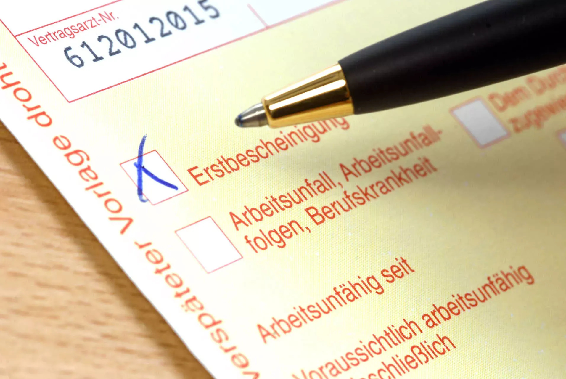 Arbeitsunfähigkeitsbescheinigung, Erstbescheinigung wird mit Kugelschreiber angekreuzt. Bild: IMAGO / blickwinkel / imago stock&people Arbeitsunfähigkeitsbescheinigung, Erstbescheinigung wird mit Kugelschreiber angekreuzt. Bild: IMAGO / blickwinkel / imago stock&people