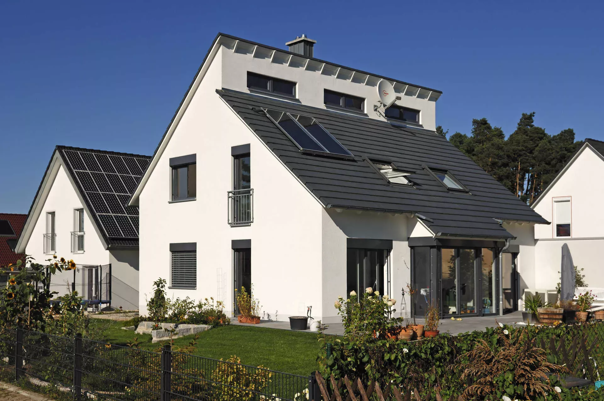 Neubau Einfamilienhaus mit Solaranlage auf dem Dach in Neubausiedlung. Bild: IMAGO / imagebroker / imago stock&people Neubau Einfamilienhaus mit Solaranlage auf dem Dach in Neubausiedlung. Bild: IMAGO / imagebroker / imago stock&people