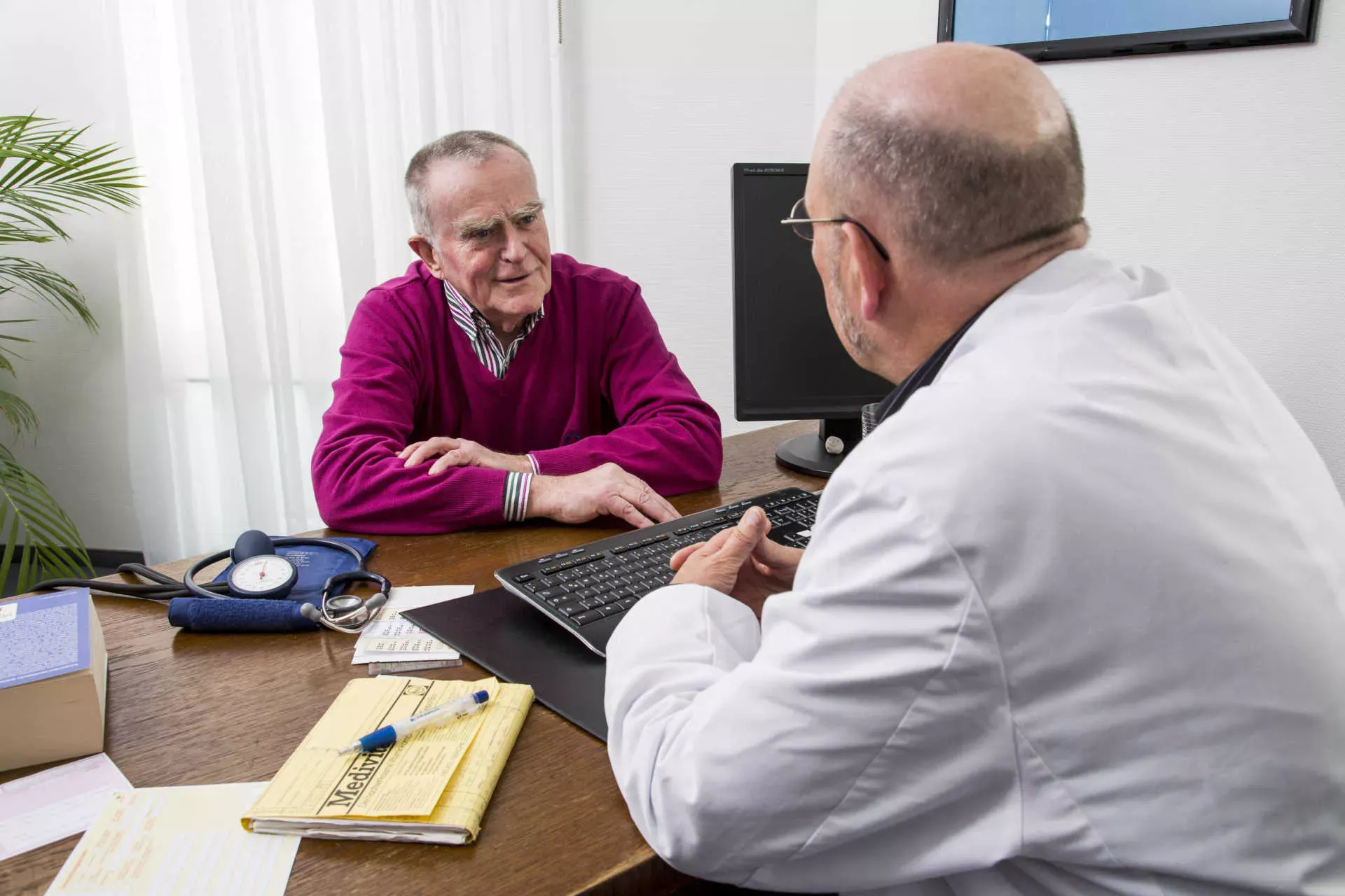 Älterer Patient im Gespräch mit seinem Hausarzt. Bild: IMAGO / Jochen Tack Älterer Patient im Gespräch mit seinem Hausarzt. Bild: IMAGO / Jochen Tack