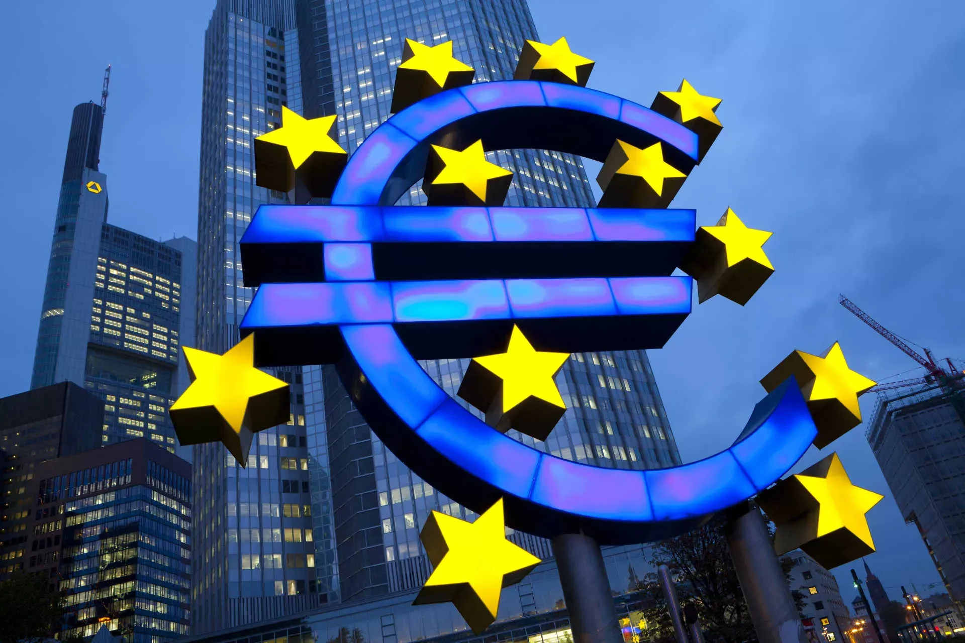 Eurozeichen vor der Europäischen Zentralbank EZB. Bild: IMAGO / All Canada Photos / imago stock&people Eurozeichen vor der Europäischen Zentralbank EZB. Bild: IMAGO / All Canada Photos / imago stock&people