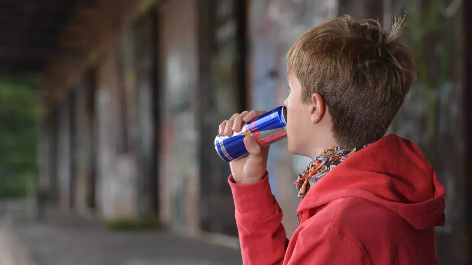 Jugendlicher trinkt einen Energydrink aus der Dose. Bild: IMAGO / Schöning / imago stock&people Jugendlicher trinkt einen Energydrink aus der Dose. Bild: IMAGO / Schöning / imago stock&people