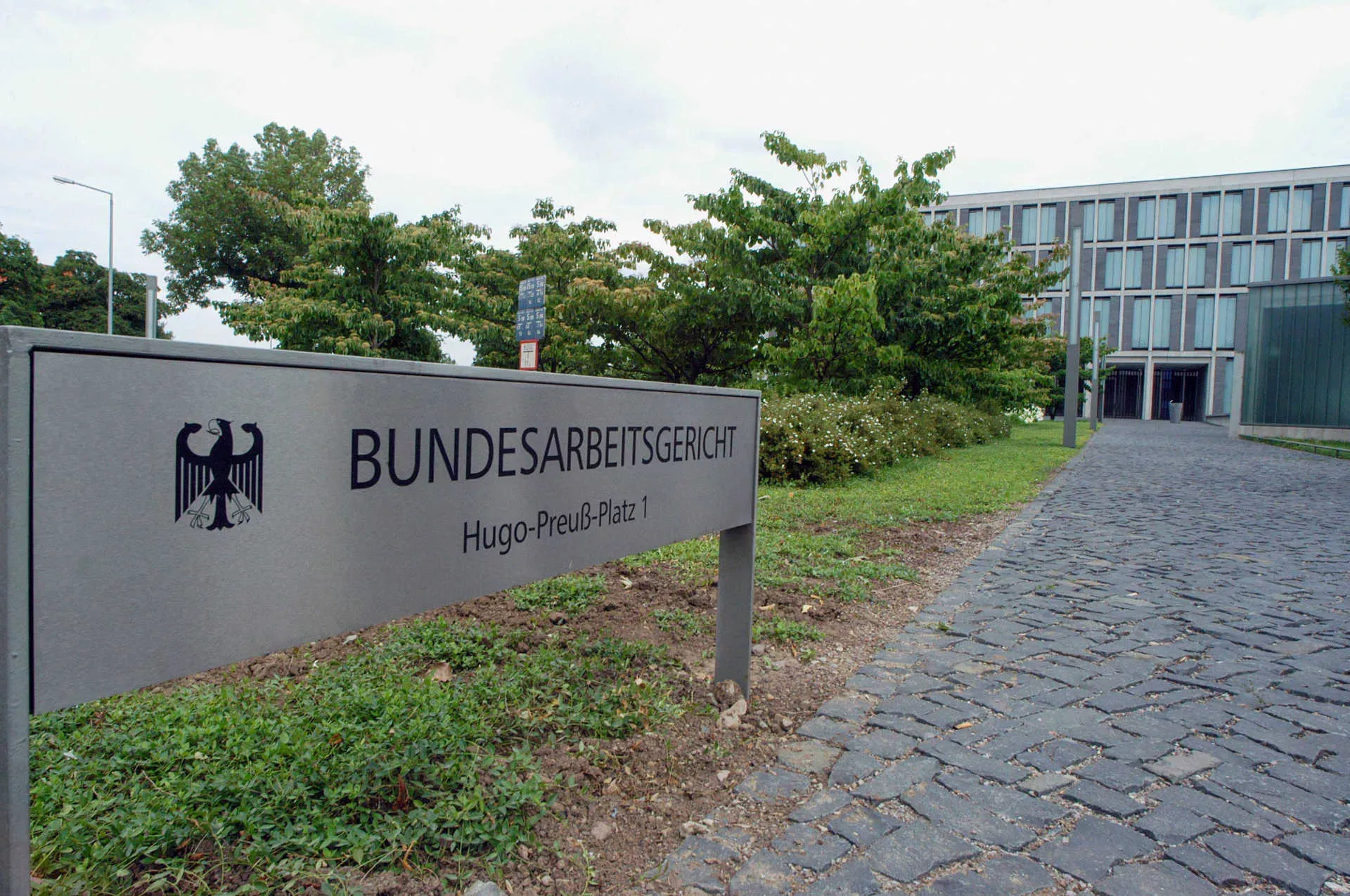 Adressschild Bundesarbeitsgericht Erfurt. Bild: IMAGO / Christian Ditsch / imago stock&people