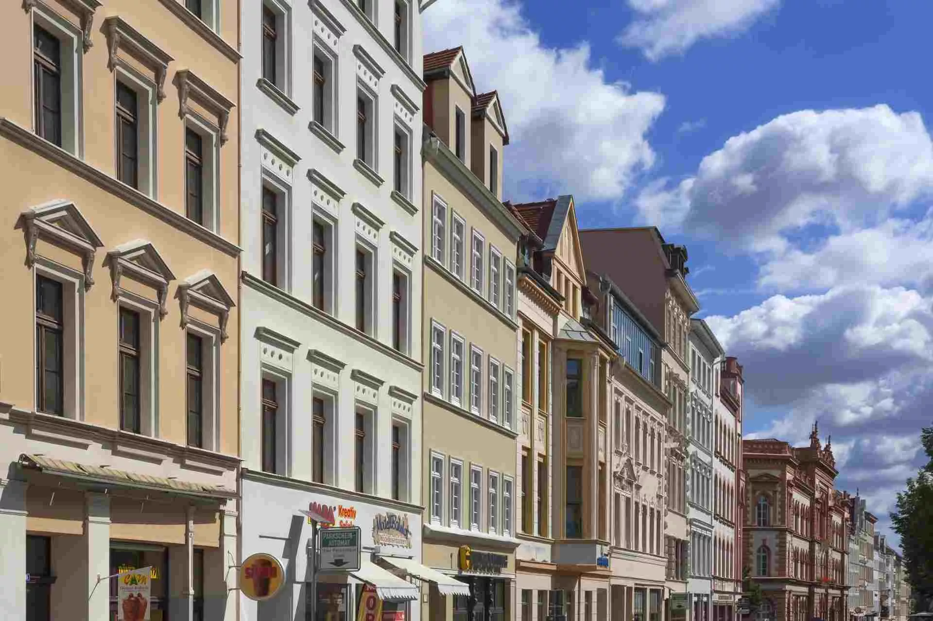 Bunte Häuserfassaden in der Altstadt von Görlitz. Bild: imageBROKER/Helmut Meyer zur Capellen Bunte Häuserfassaden in der Altstadt von Görlitz. Bild: imageBROKER/Helmut Meyer zur Capellen
