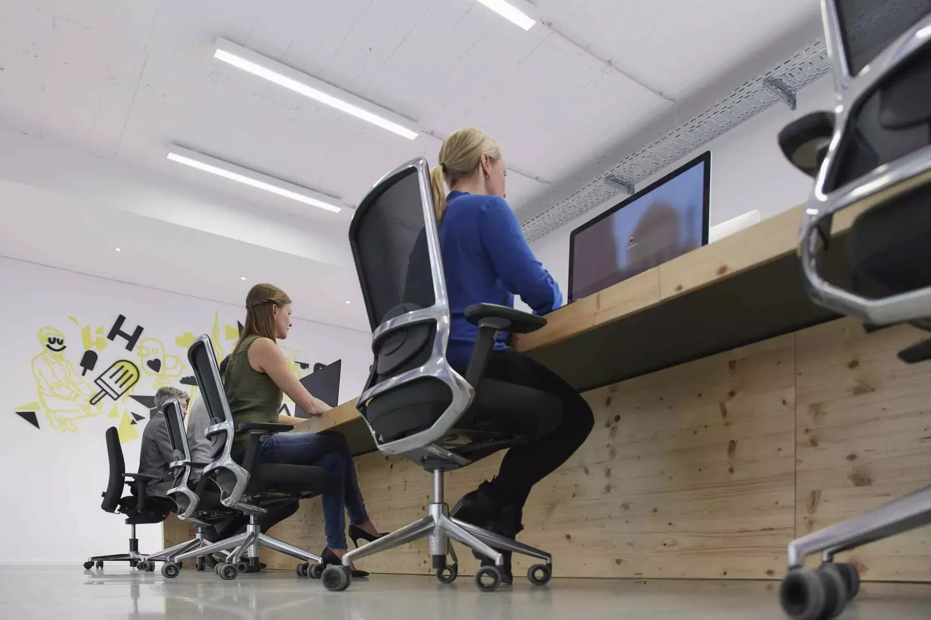 Beschreibung: Menschen arbeiten in einem Großraumbüro. Bild: IMAGO / Westend61 Menschen arbeiten in einem Großraumbüro. Bild: IMAGO / Westend61