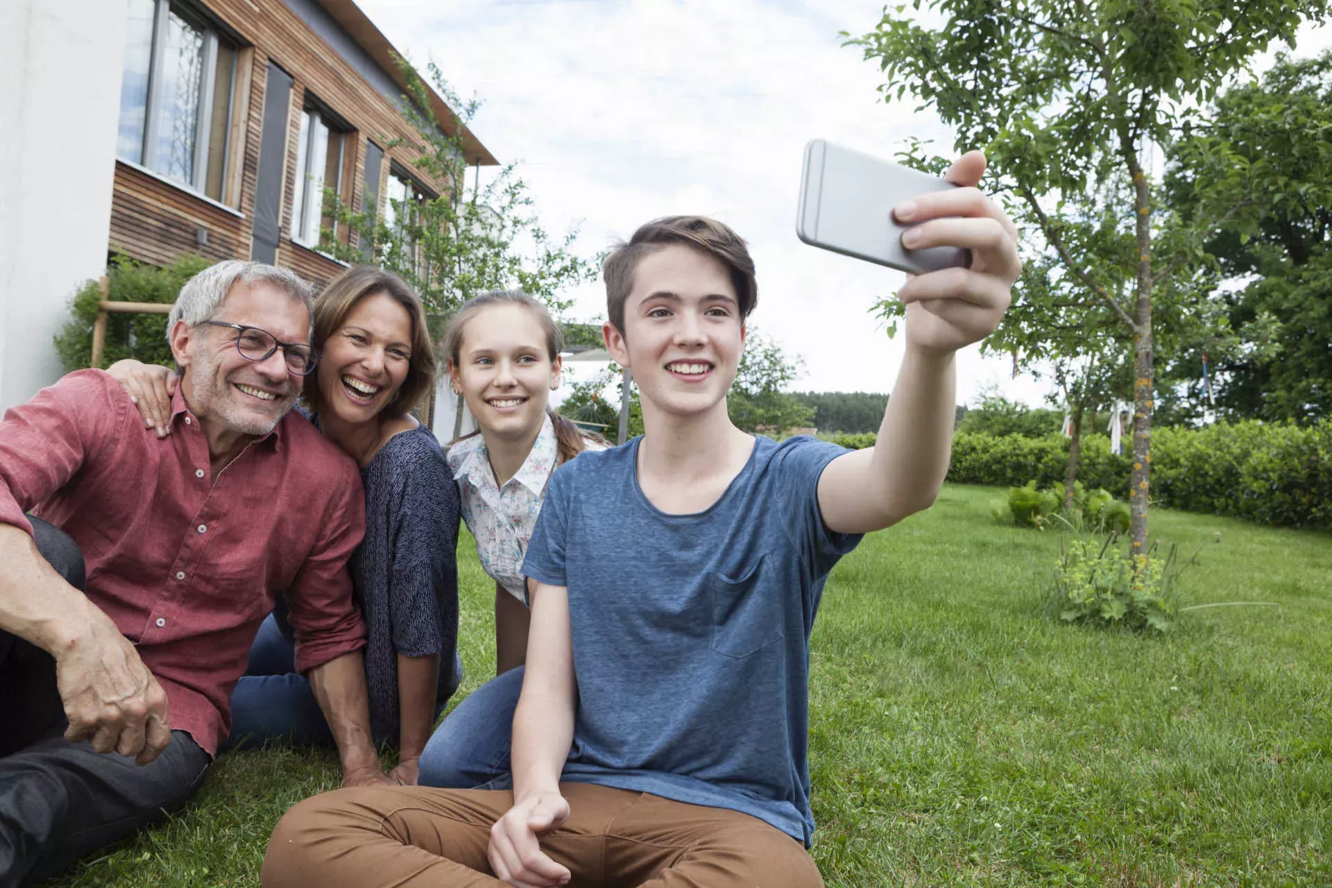 Familie mit Teenager-Kindern im Garten macht Selfie. Bild: IMAGO / Westend61 / imago stock&people Familie mit Teenager-Kindern im Garten macht Selfie. Bild: IMAGO / Westend61 / imago stock&people