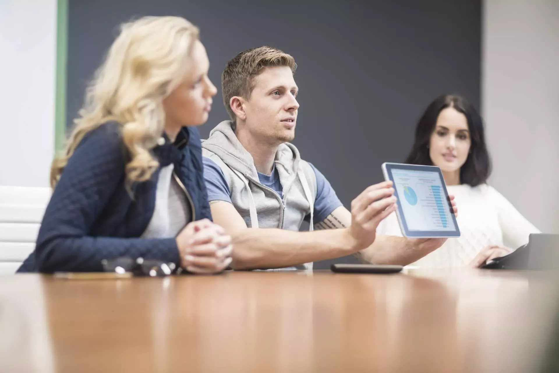 Junge Menschen halten einen Tablet-Computer. Bild: IMAGO / Westend61