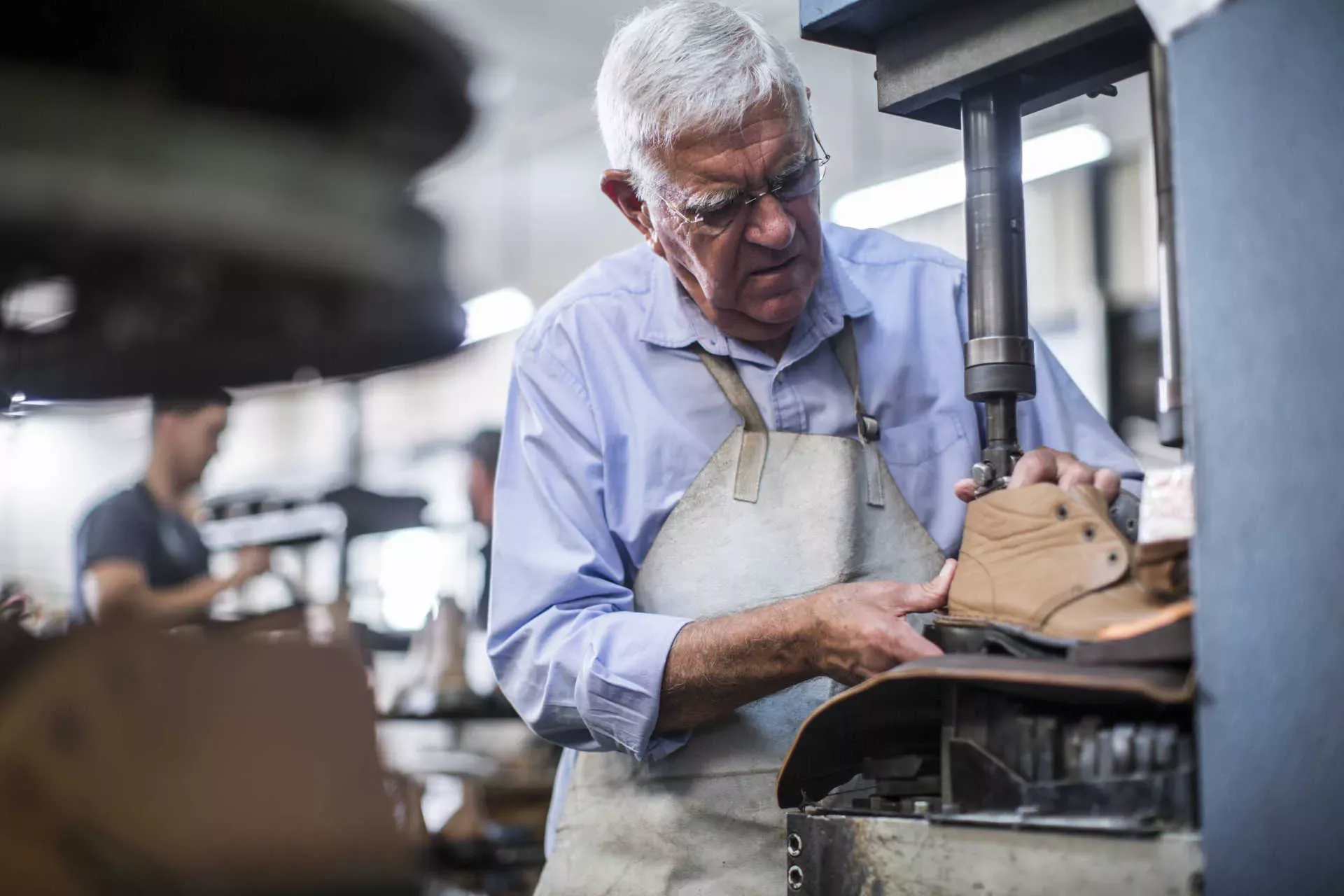 Schumacher im Rentenalter arbeitet an einer Maschine. Bild: IMAGO / Westend61 / imago stock&people Schumacher im Rentenalter arbeitet an einer Maschine. Bild: IMAGO / Westend61 / imago stock&people