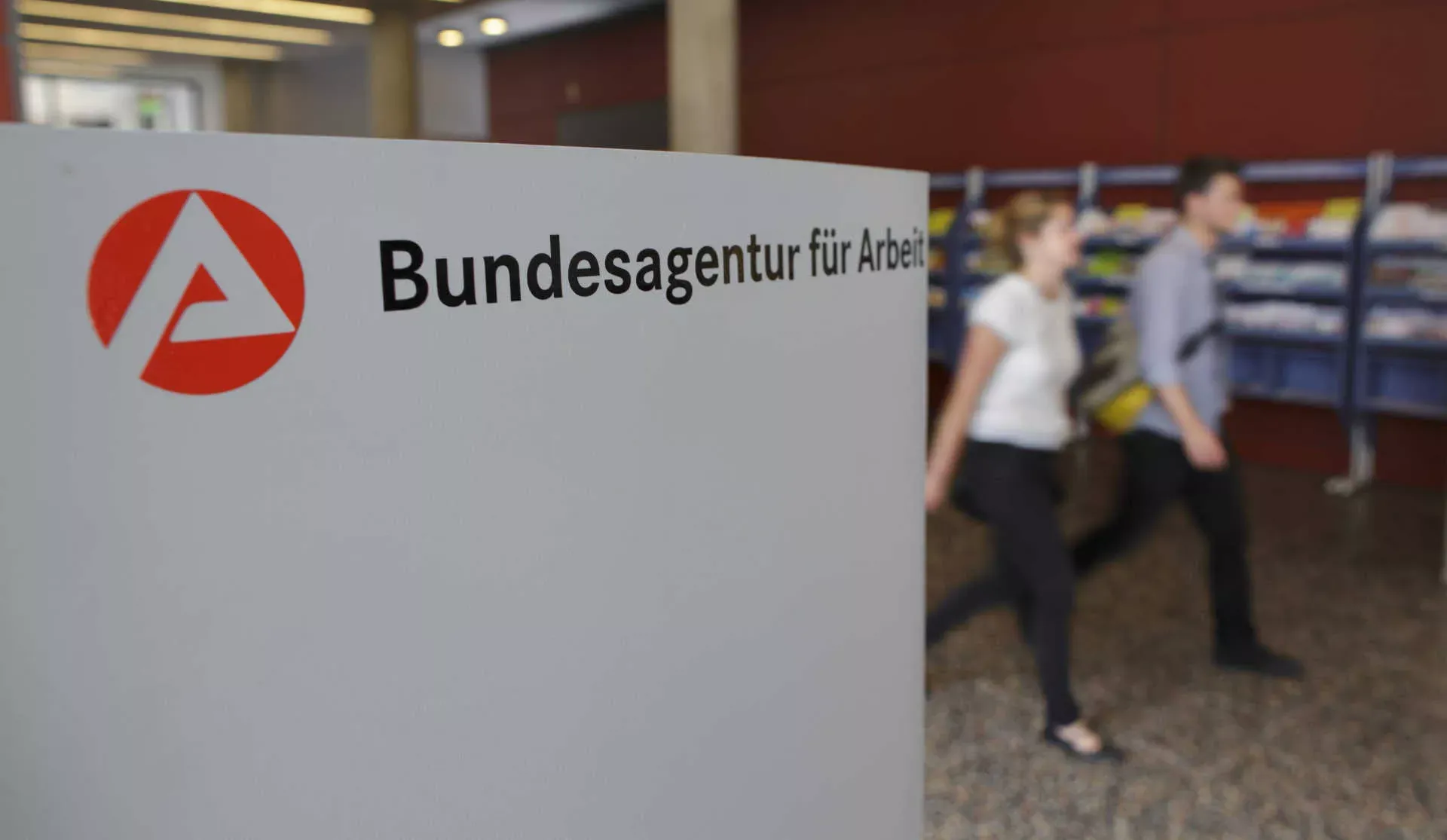 Junge Menschen in der Arbeitsagentur Berlin Mitte laufen durch das Foyer. Bild: IMAGO / photothek / Thomas Trutschel Junge Menschen in der Arbeitsagentur Berlin Mitte laufen durch das Foyer. Bild: IMAGO / photothek / Thomas Trutschel