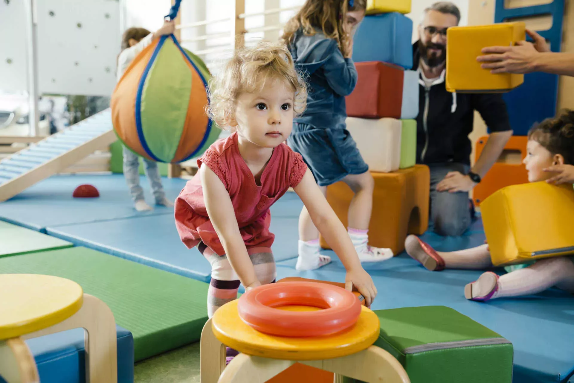 Mädchen spielt im Kindergarten. Bild: IMAGO / Westend61 / Mareen Fischinger