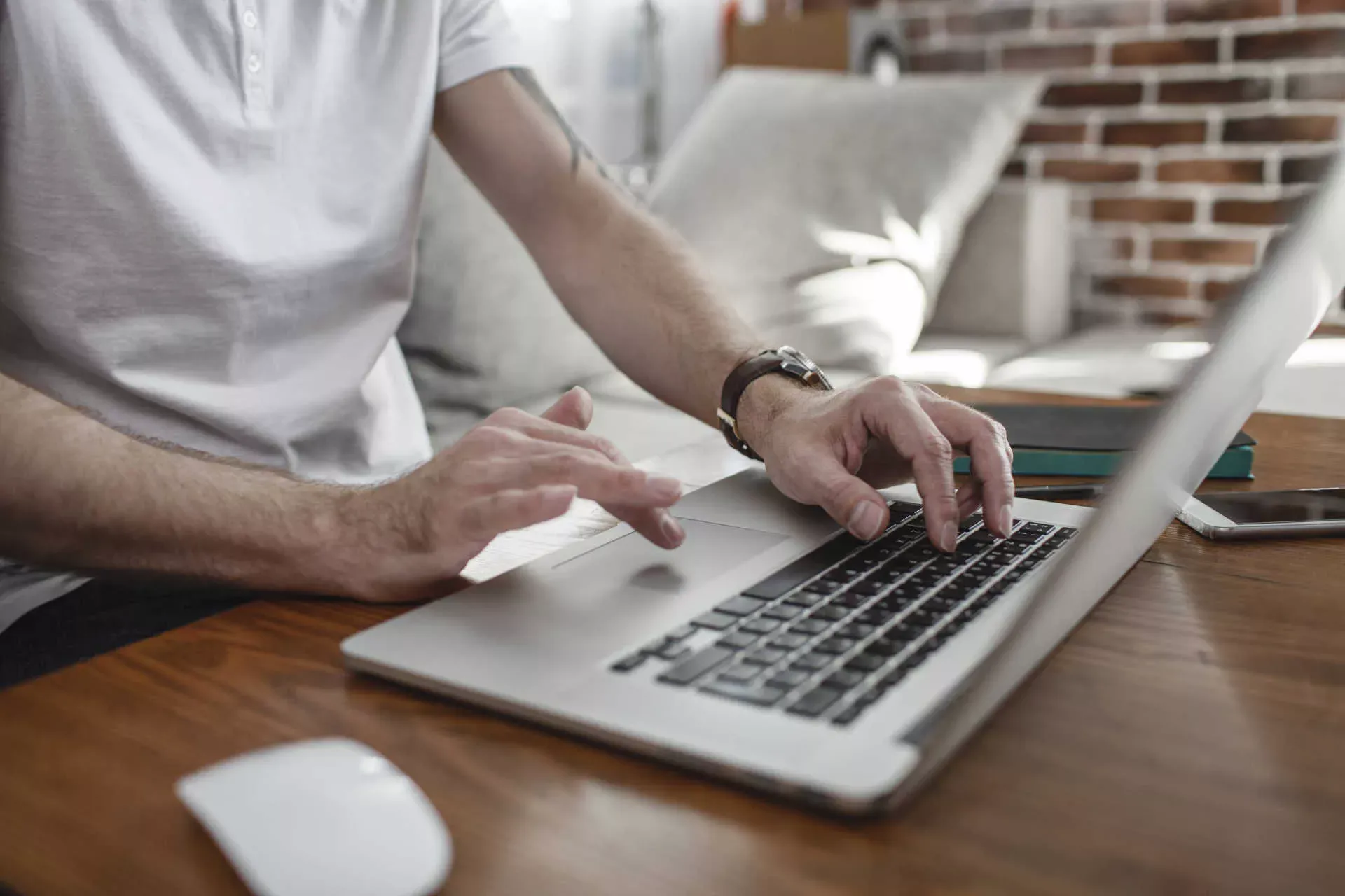 Hände eines Mannes bedienen Touchpad und Tastatur an einem Notebook. Bild: IMAGO / Westend61 / Vasily Pindyurin Hände eines Mannes bedienen Touchpad und Tastatur an einem Notebook. Bild: IMAGO / Westend61 / Vasily Pindyurin