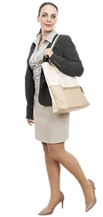 Frau in Business-Outfit mit Tasche. Bild: IMAGO / blickwinkel/McPHOTO / M.Gann