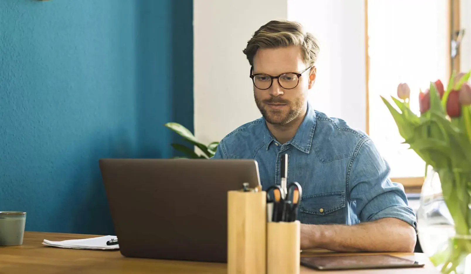 Mann im Homeoffice arbeitet an seinem Notebook. Bild: IMAGO / Westend61 / Steve Brookland Beschreibung: Mann im Homeoffice arbeitet an seinem Notebook. Bild: IMAGO / Westend61 / Steve Brookland