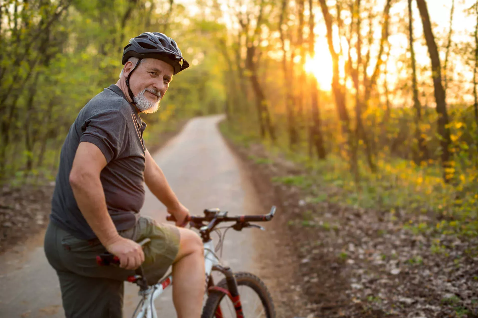 Senior im Wald mit Mountainbike. Bild: IMAGO / Panthermedia /Lightpoet Senior im Wald mit Mountainbike. Bild: IMAGO / Panthermedia /Lightpoet