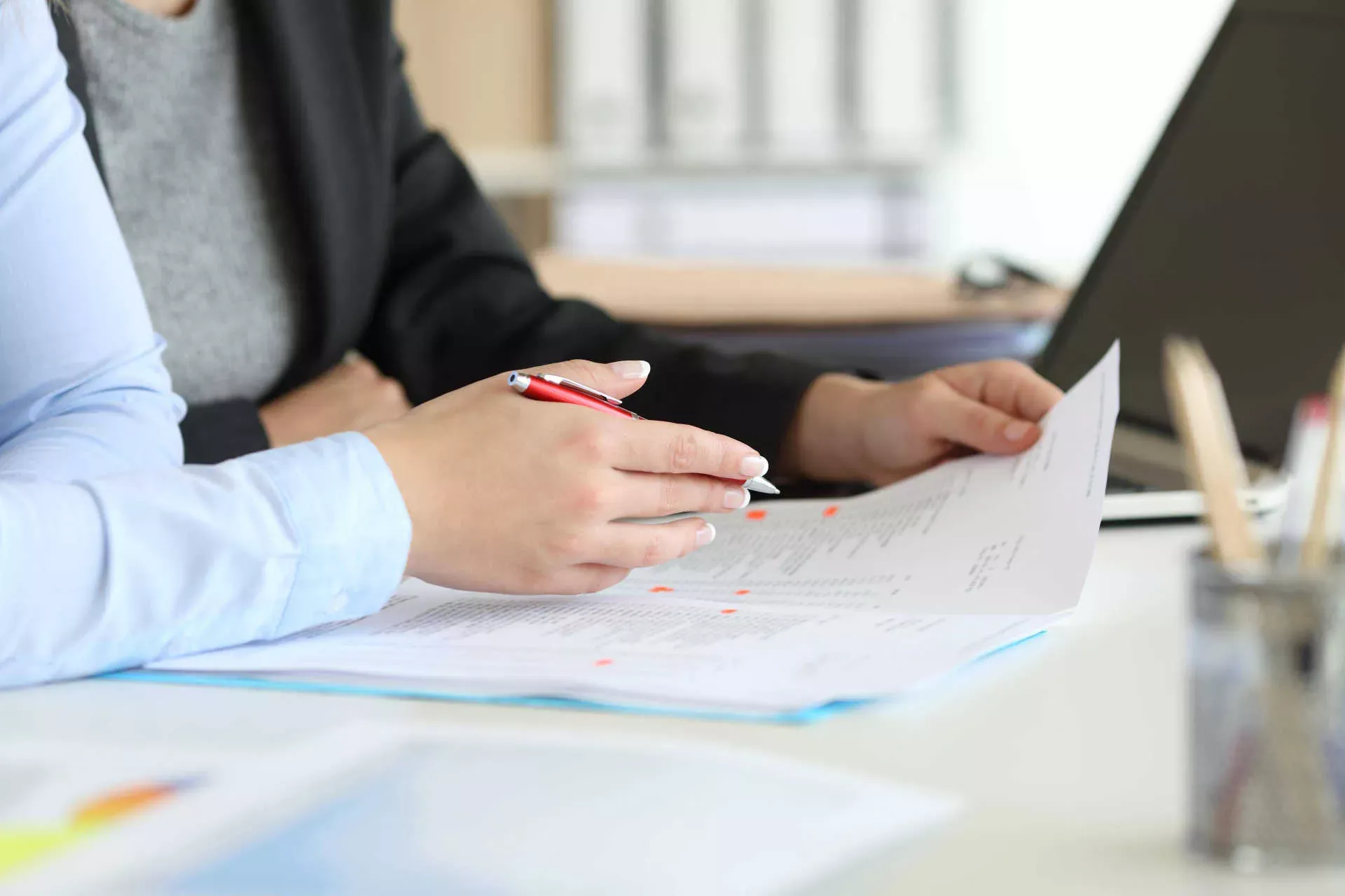 Hände mit Stift zeigen auf Dokumente, Besprechung im Büro Finanzanalyse. Bild: IMAGO / Panthermedia / Antonio Guillem Hände mit Stift zeigen auf Dokumente, Besprechung im Büro Finanzanalyse. Bild: IMAGO / Panthermedia / Antonio Guillem