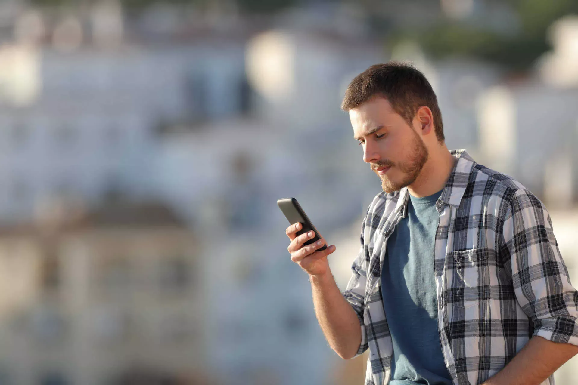 Mann steht im Freien und schaut ernst auf sein Smartphone. Bild: IMAGO / Panthermedia / Antonio Guillem Mann steht im Freien und schaut ernst auf sein Smartphone. Bild: IMAGO / Panthermedia / Antonio Guillem