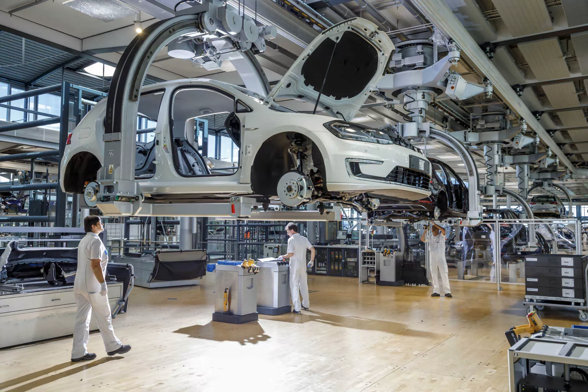 Automobilfabrik Karosseriebau E-Auto VW. Bild: IMAGO / Rainer Weisflog