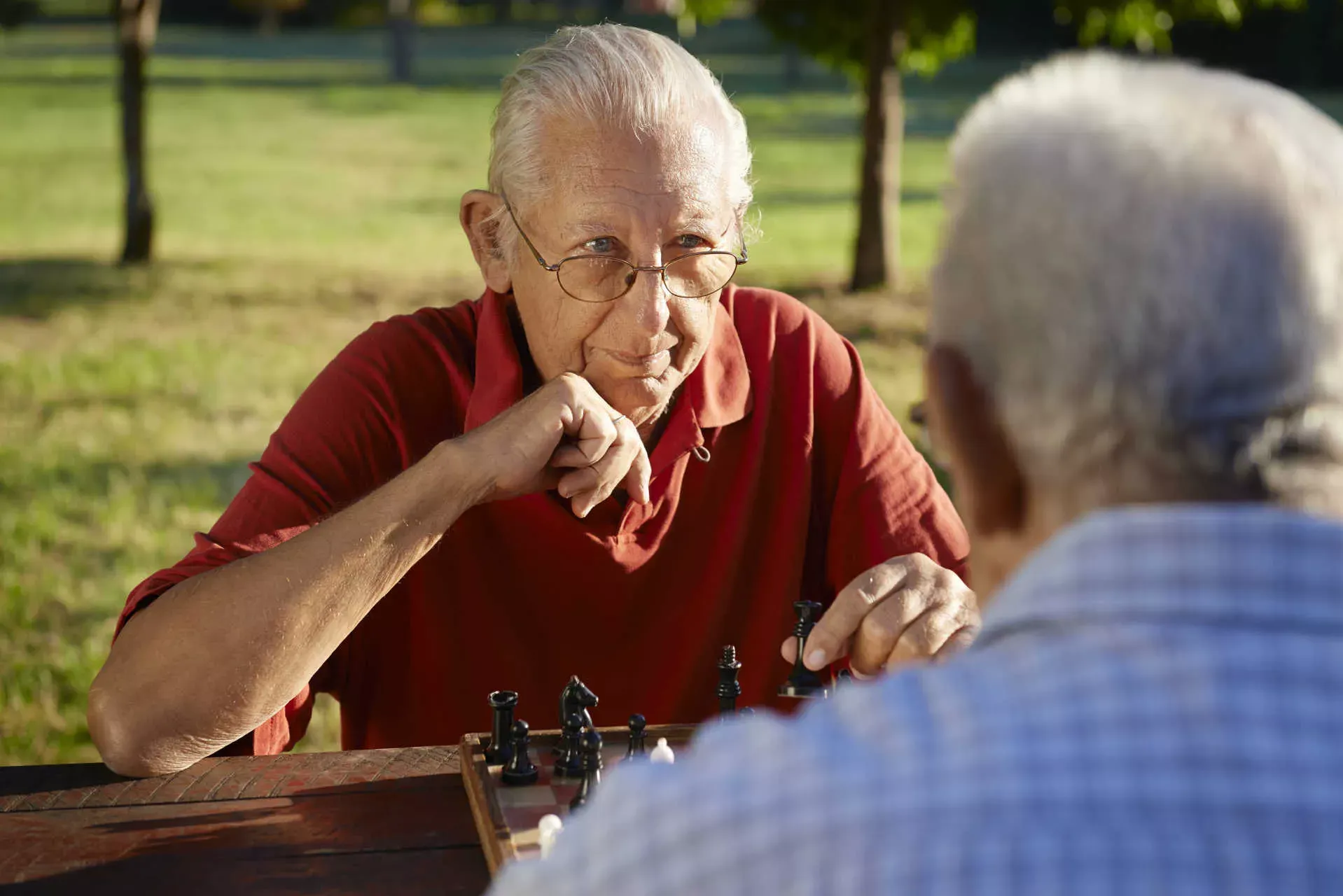 Zwei Rentner spielen Schach im Park. Bild: IMAGO / Shotshop / DC_2 Zwei Rentner spielen Schach im Park. Bild: IMAGO / Shotshop / DC_2