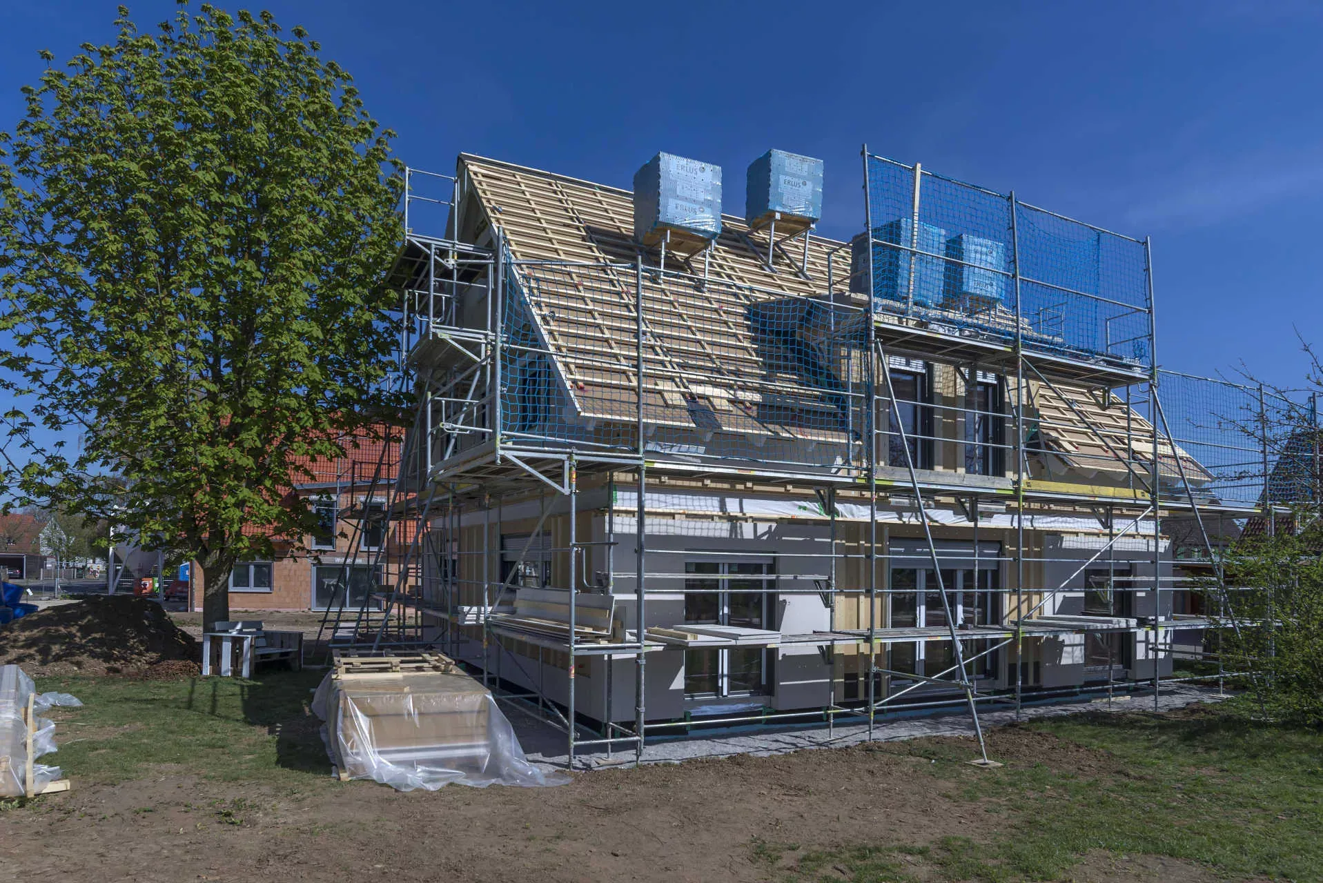 Neubau eines Einfamilienhauses mit Gerüst. Bild: IMAGO / imagebroker / Helmut Meyer