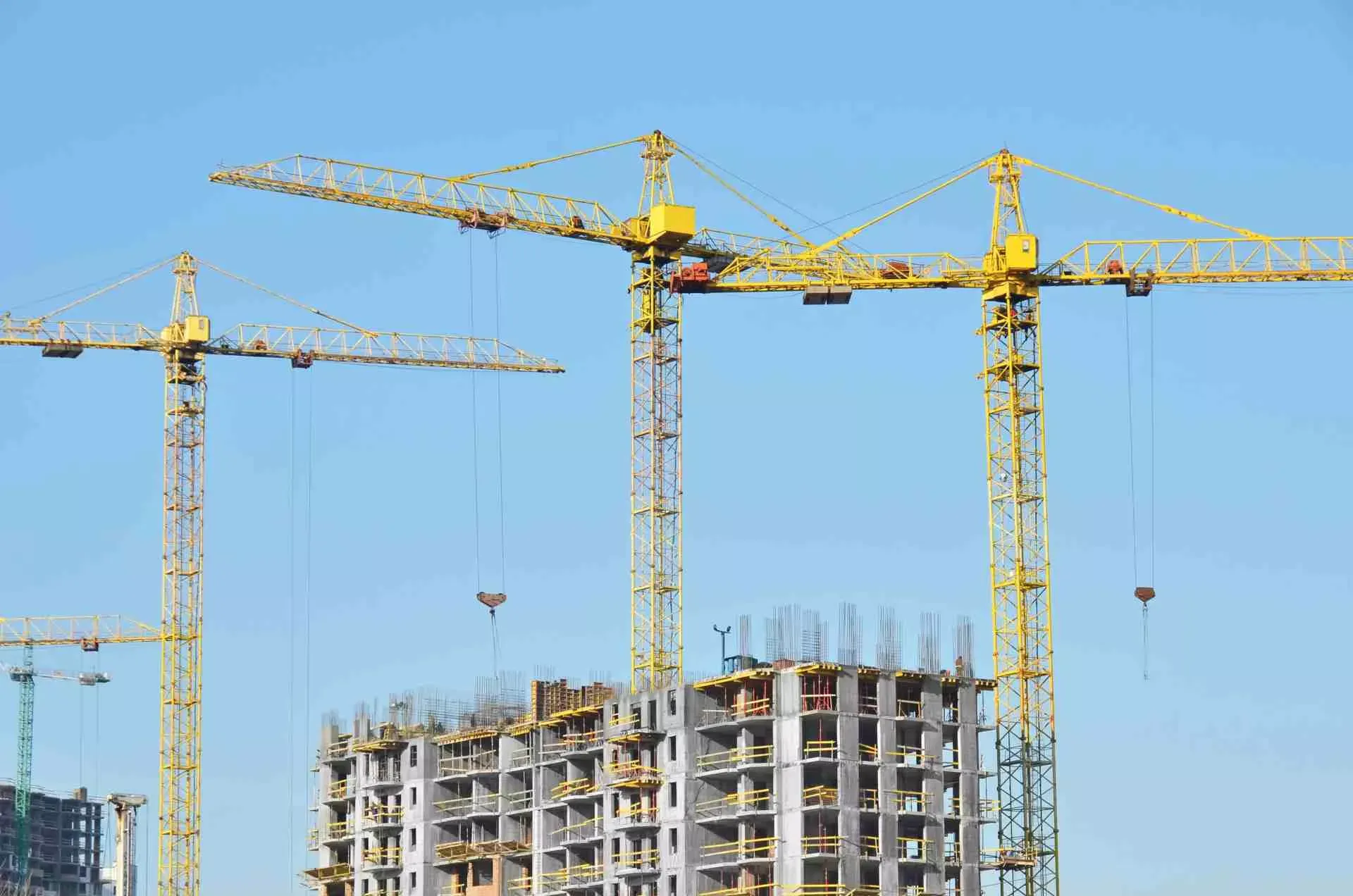 Baustelle mit Wohn-Hochhäusern und Baukran. Bild: IMAGO / agefotostock Baustelle mit Wohn-Hochhäusern und Baukran. Bild: IMAGO / agefotostock