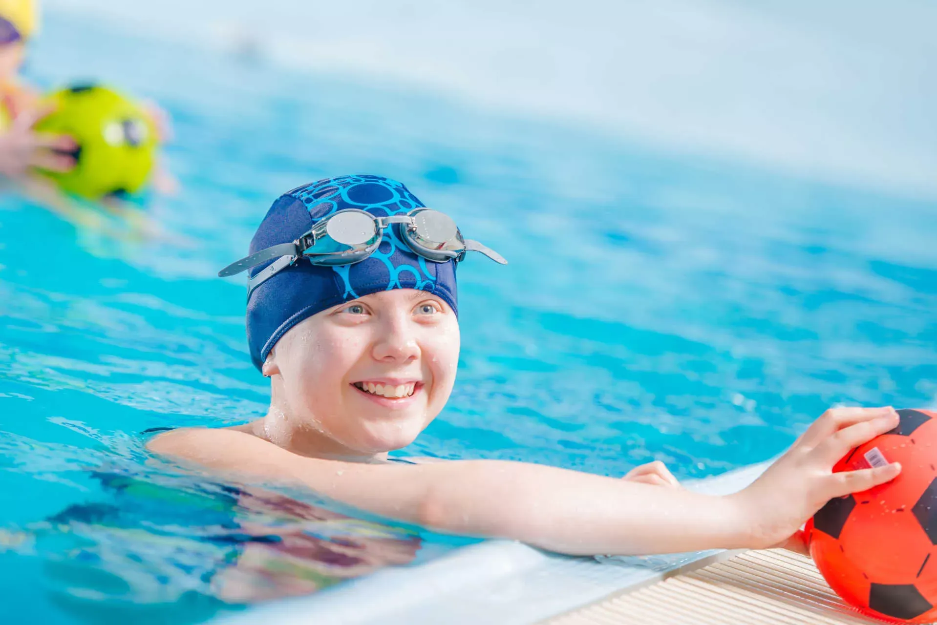 Mädchen mit Badekappe in Hallenbad. Bild: IMAGO / agefotostock / welcomia Mädchen mit Badekappe in Hallenbad. Bild: IMAGO / agefotostock / welcomia