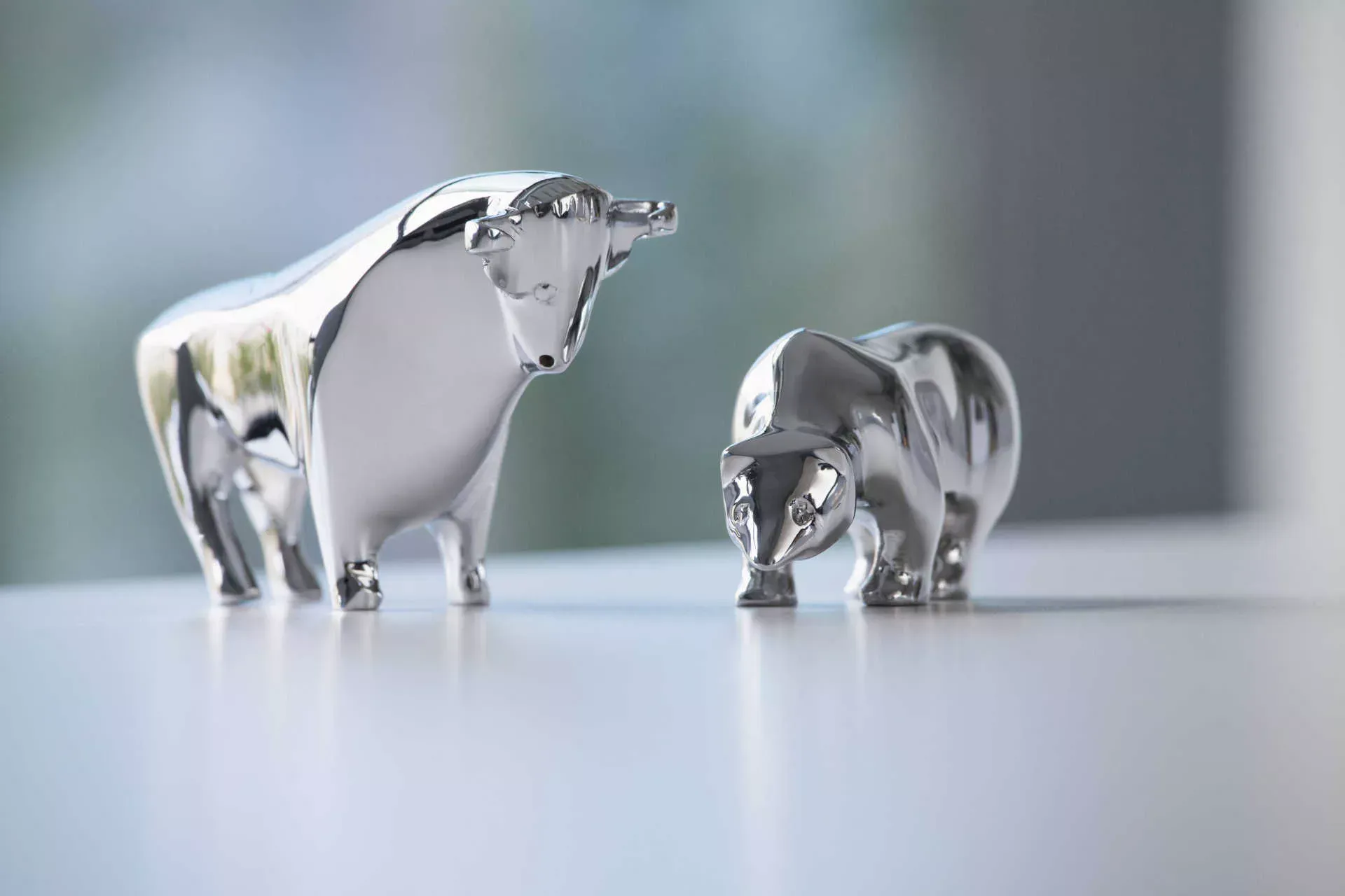 Silberne Figuren von Bär und Stier für Aktienmarkt. Bild: IMAGO / Westend61 / Rainer Berg Silberne Figuren von Bär und Stier für Aktienmarkt. Bild: IMAGO / Westend61 / Rainer Berg