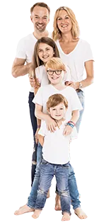Junge Familie mit drei Kindern.