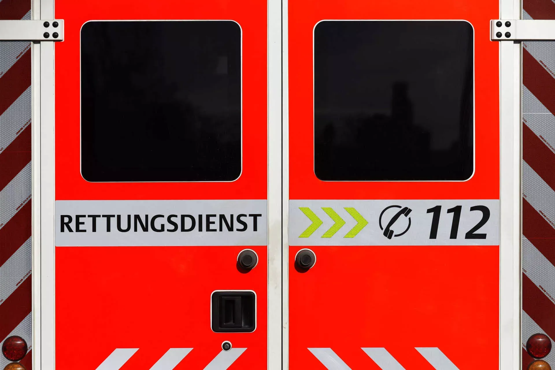 Rückseite eines Krankenwagens mit Aufschrift Rettungsdienst 112. Bild: IMAGO / Future Image / Christoph Hardt