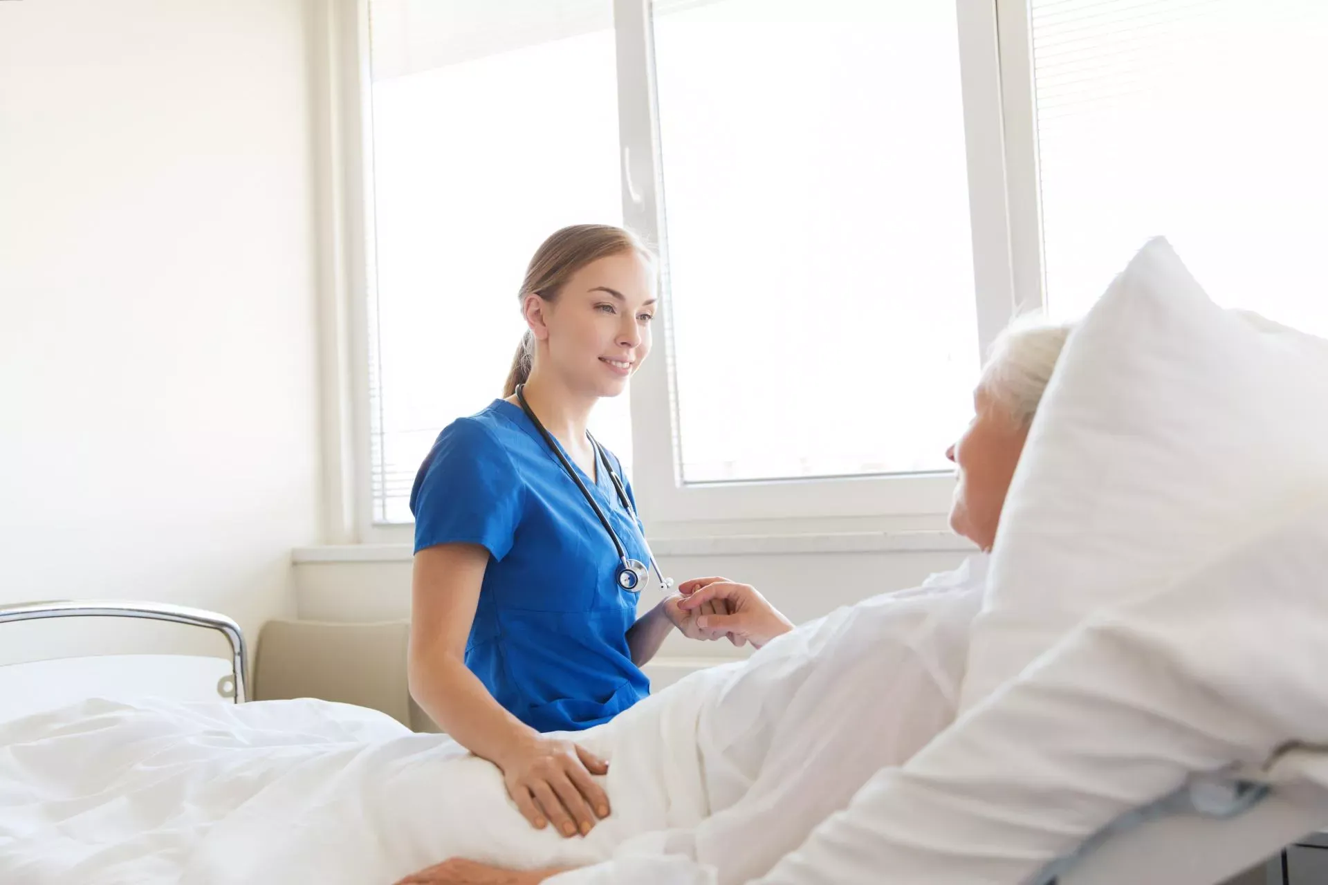 Schwester am Krankenbett einer Patientin. Bild: IMAGO / agefotostock Schwester am Krankenbett einer Patientin. Bild: IMAGO / agefotostock