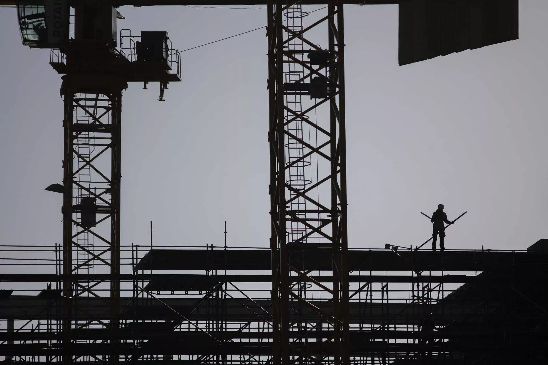 Beschreibung: Bauarbeiter auf einem Baugerüst. Bild: IMAGO / photothek / Florian Gärtner Bauarbeiter auf einem Baugerüst. Bild: IMAGO / photothek / Florian Gärtner