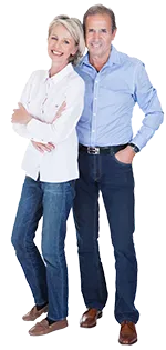 Paar 50+ steht nebeneinander in Jeans und Hemd