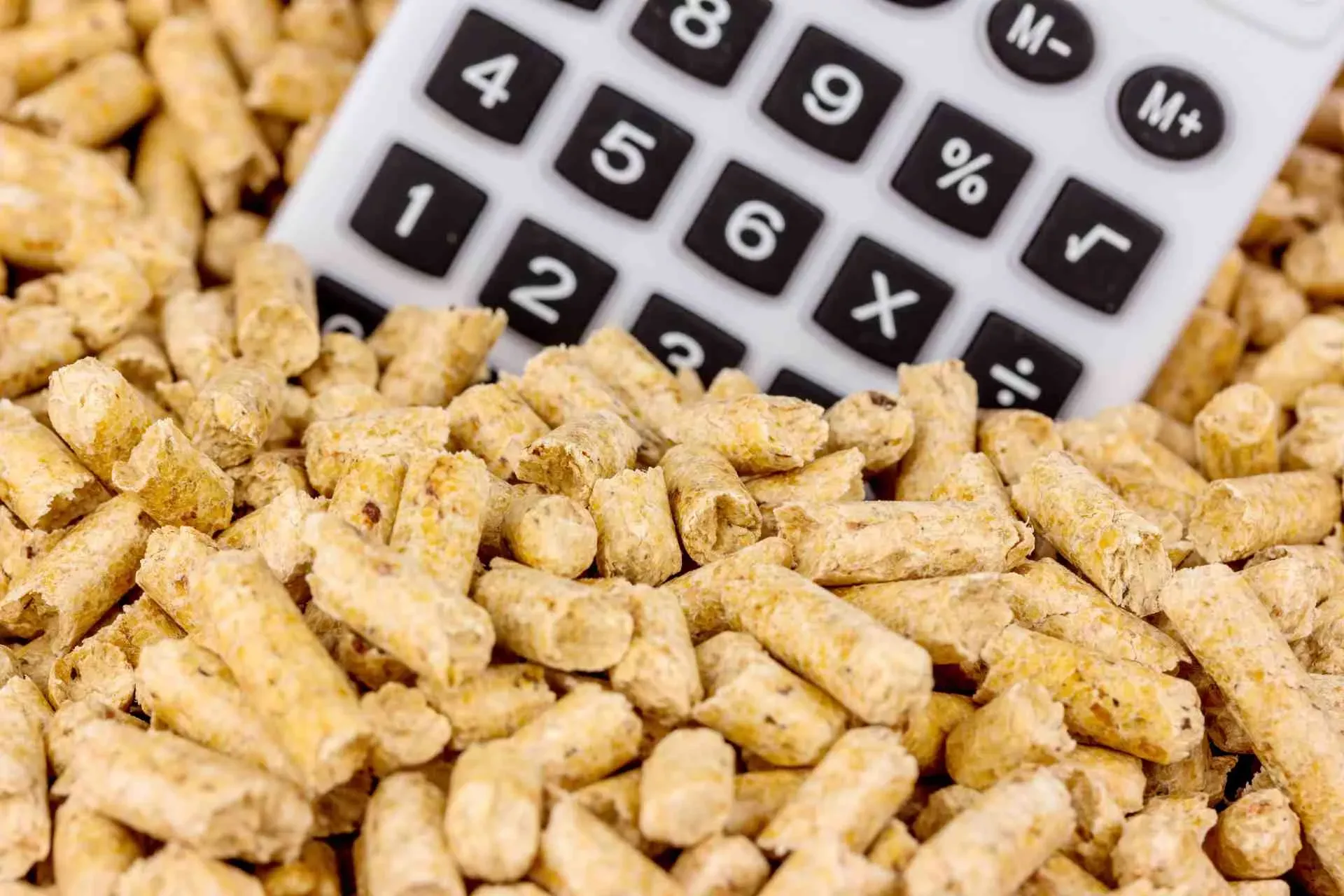 Holzpellets zum Heizen als alternative Energiequelle. (Bild: IMAGO / McPHOTO) Holzpellets zum Heizen als alternative Energiequelle. (Bild: IMAGO / McPHOTO)