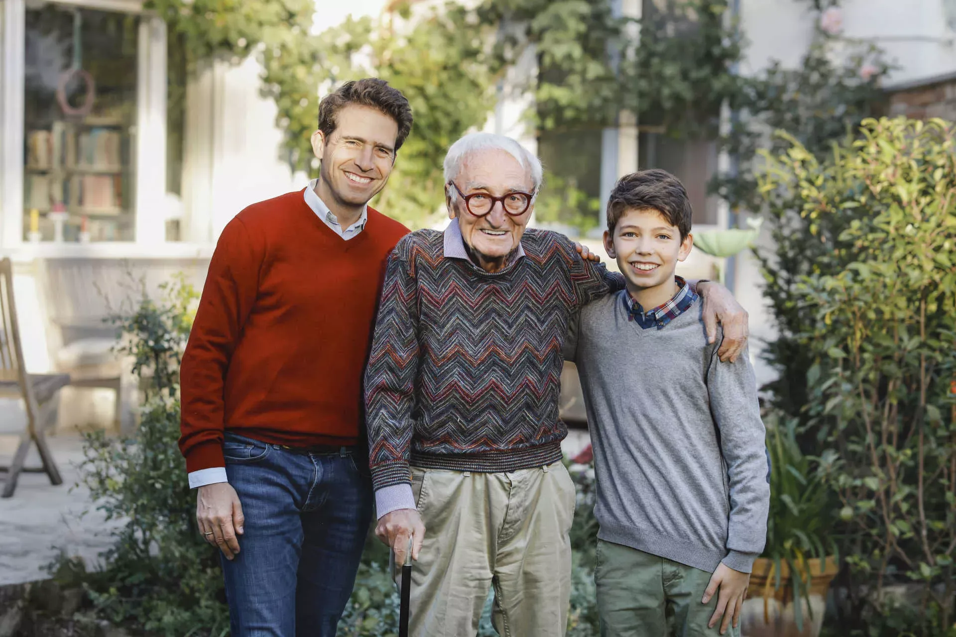 Generationen: Großvater, Vater und Sohn im Garten. Bild: IMAGO / Westend61 / Alona Antoniades Generationen: Großvater, Vater und Sohn im Garten. Bild: IMAGO / Westend61 / Alona Antoniades