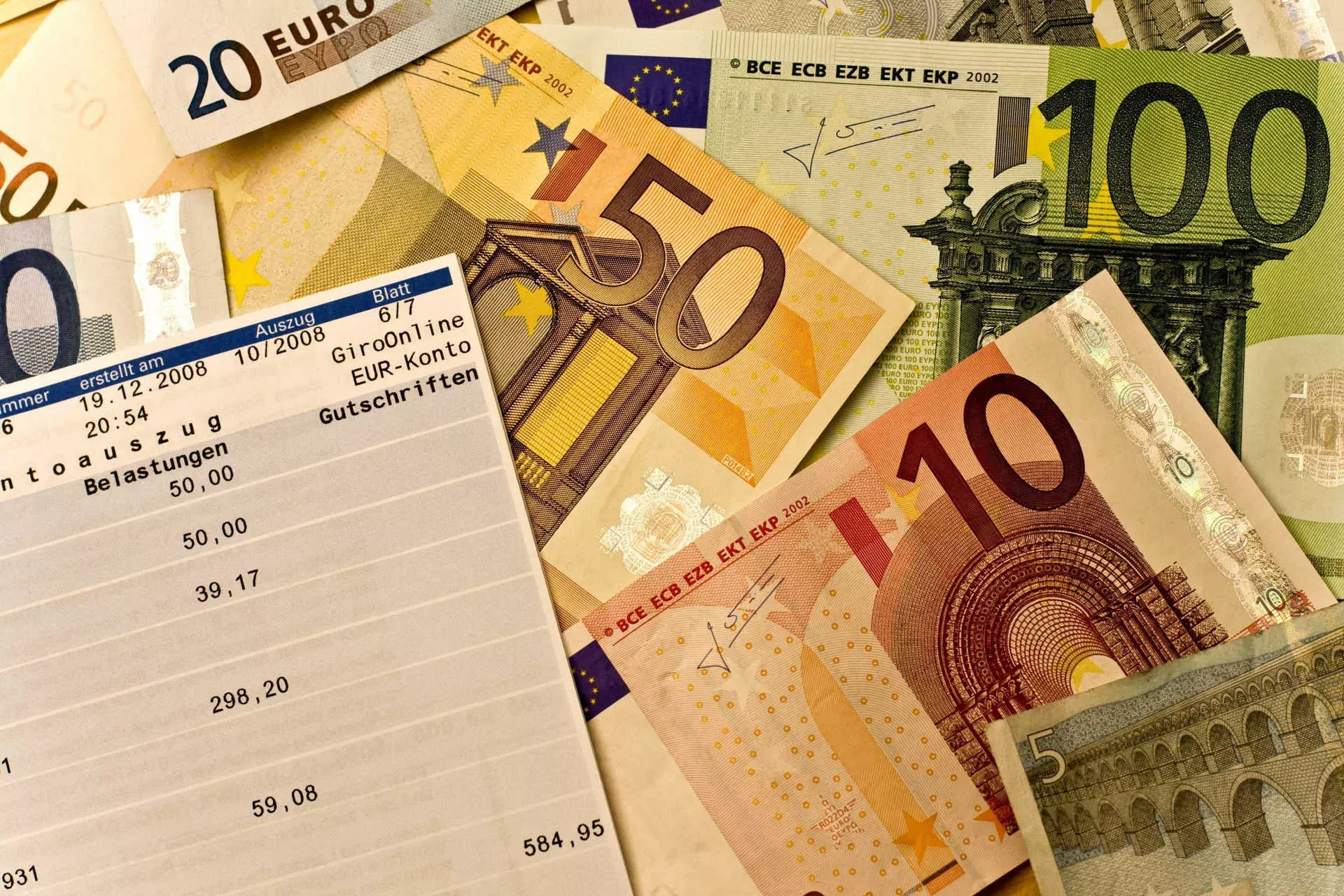 Beschreibung: Kontoauszug Girokonto mit Euro-Geldscheinen. Bild: IMAGO / agefotostock / Michael Biehler Kontoauszug Girokonto mit Euro-Geldscheinen. Bild: IMAGO / agefotostock / Michael Biehler