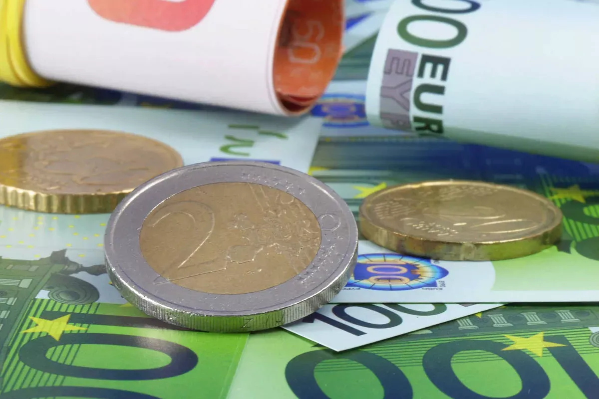 Gerollte und offene Euro-Geldscheine und Münzen. Bild: IMAGO / Martin Wagner Gerollte und offene Euro-Geldscheine und Münzen. Bild: IMAGO / Martin Wagner