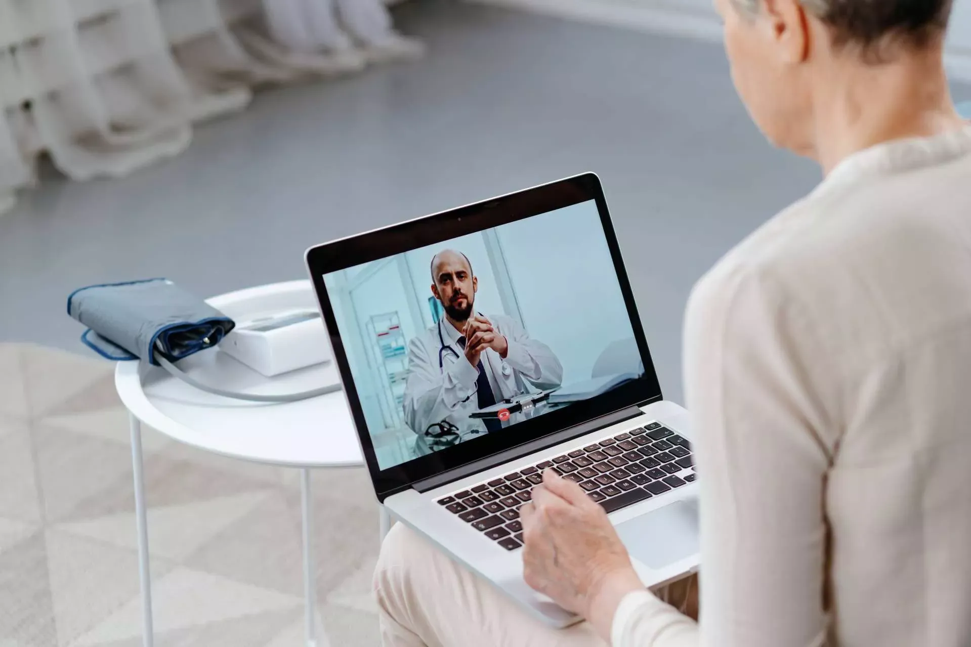 Patientin spricht über einen Computerbildschirm mit einem Arzt. Bild: IMAGO / YAY Images Patientin spricht über einen Computerbildschirm mit einem Arzt. Bild: IMAGO / YAY Images