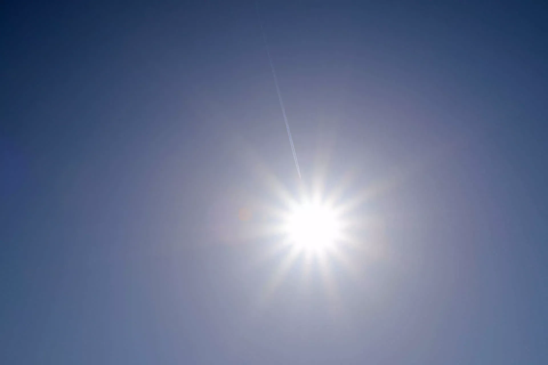 Strahlende Sonne an blauem Himmel. Bild: IMAGO / Rene Traut Strahlende Sonne an blauem Himmel. Bild: IMAGO / Rene Traut