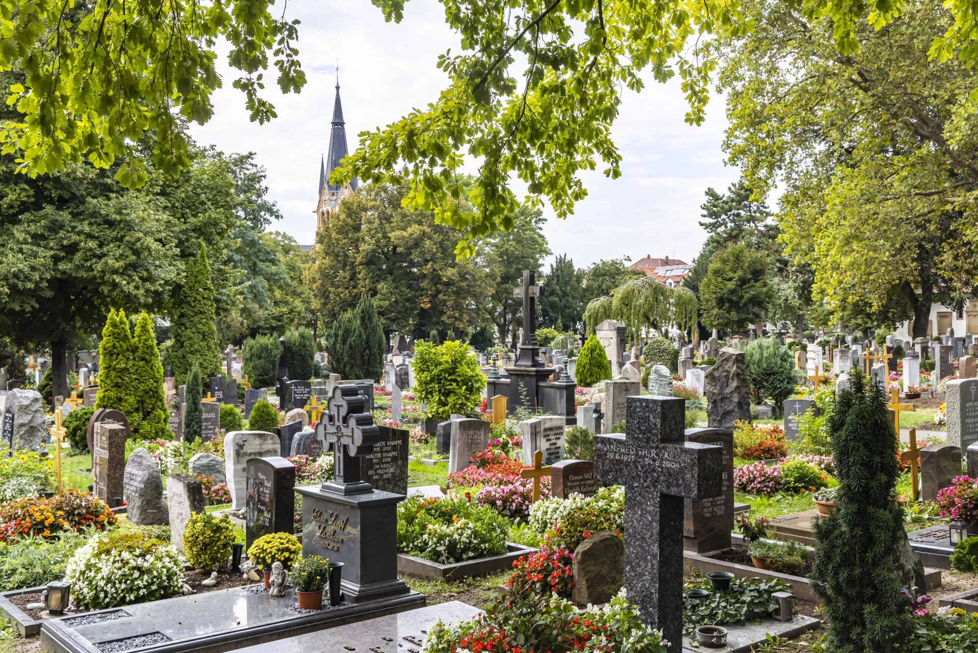 Friedhof in Stuttgart-Bad Cannstatt. Bild: IMAGO / Arnulf Hettrich