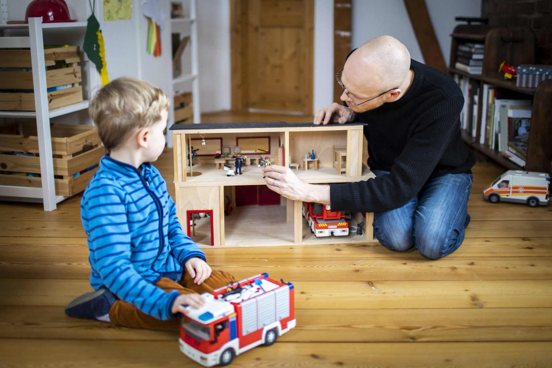 Vater spielt mit Sohn