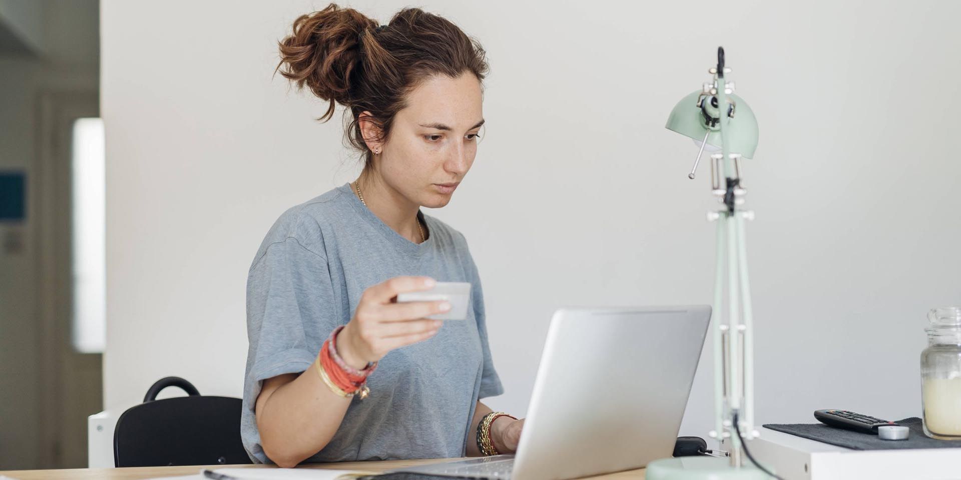 Junge Frau vor dem Laptop beim Onlinebanking Junge Frau vor dem Laptop beim Onlinebanking