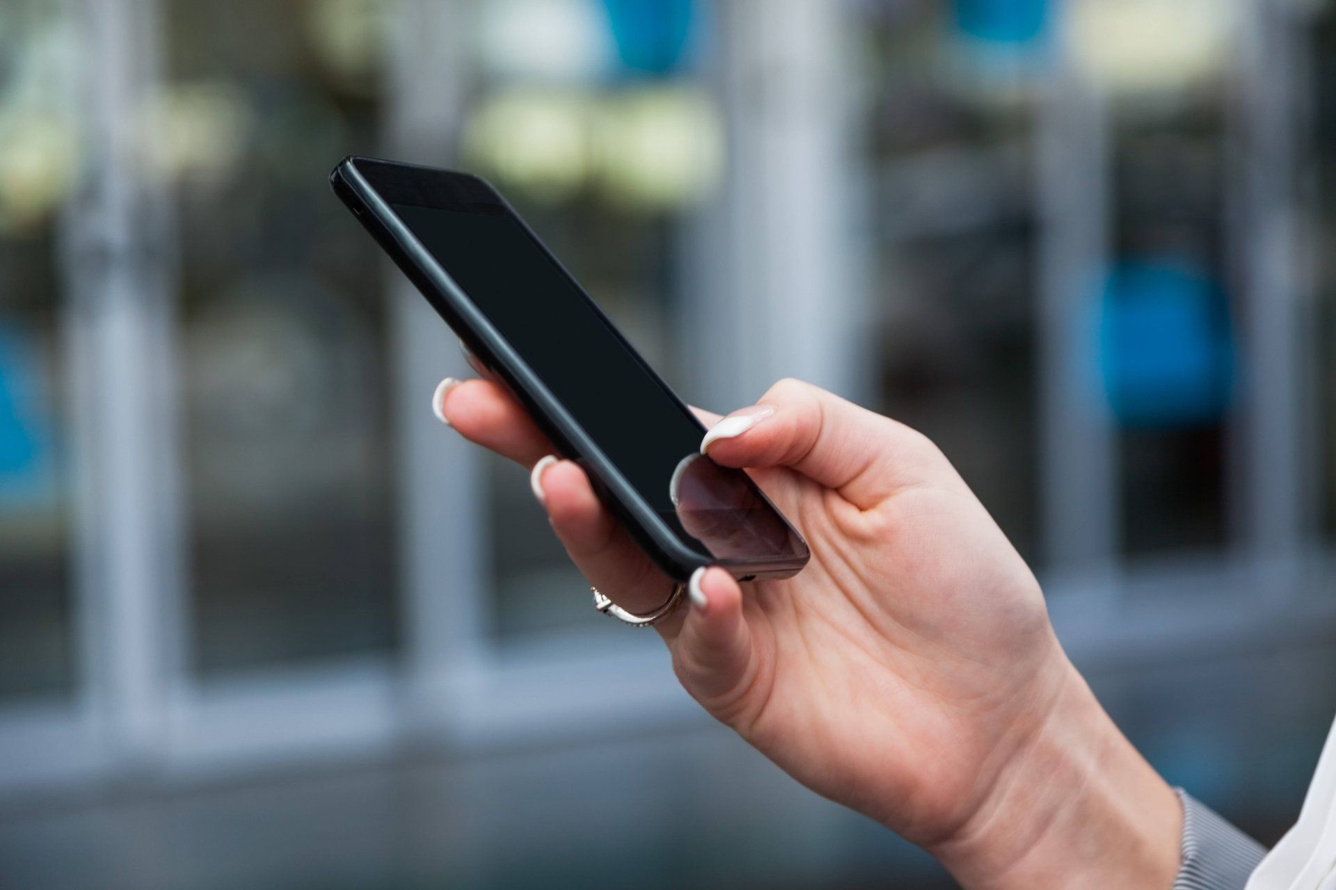 Hand hält Smartphone Hand hält Smartphone