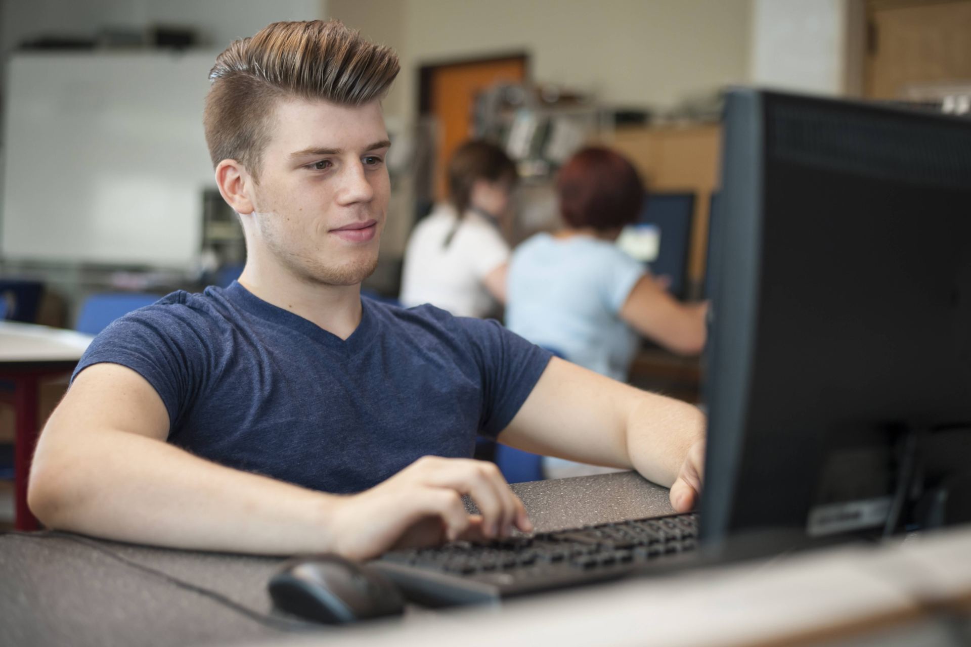 Berufsschule: Schüler vor einem PC Berufsschule: Schüler vor einem PC