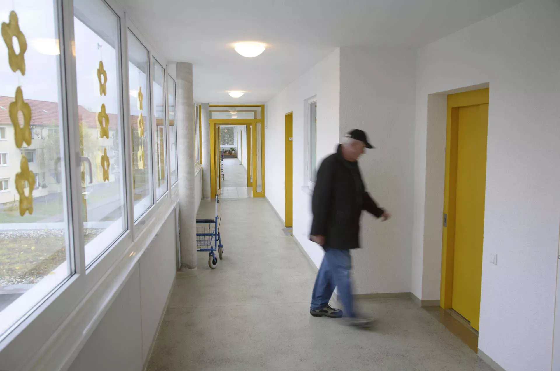 Alter Mann geht zum Aufzug in barrierefreiem Haus. Bild: IMAGO / Rupert Oberhäuser Alter Mann geht zum Aufzug in barrierefreiem Haus. Bild: IMAGO / Rupert Oberhäuser
