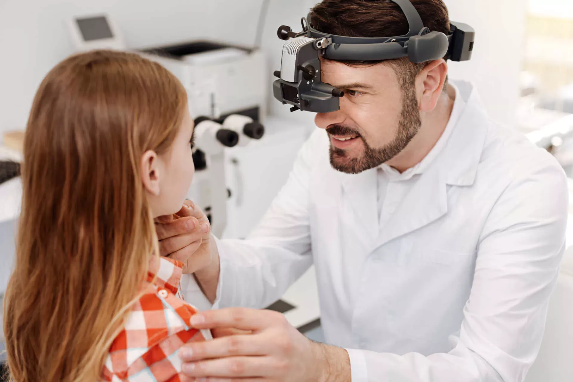 Augenarzt untersucht ein Mädchen. Bild: IMAGO / agefotostock / yacobchuk