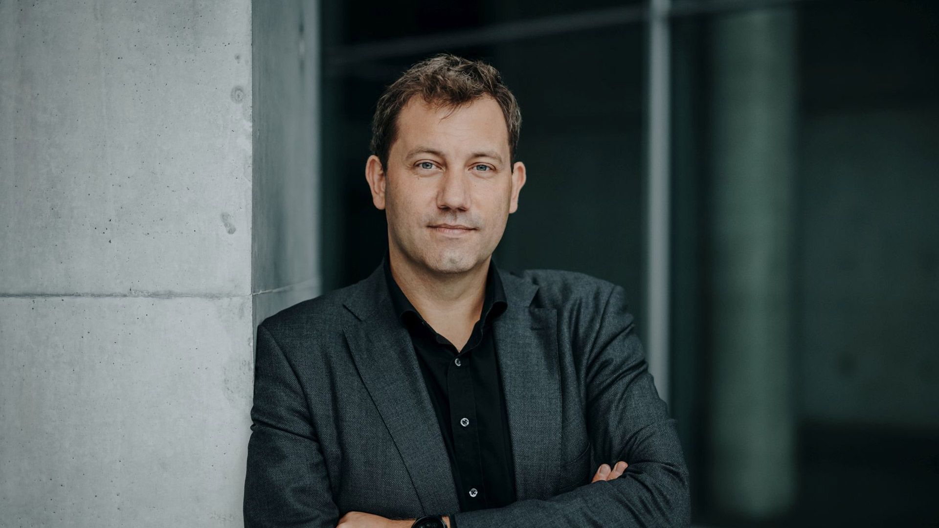 Lars Klingbeil, SPD, lehnt an einer Wand. Lars Klingbeil, SPD, lehnt an einer Wand.