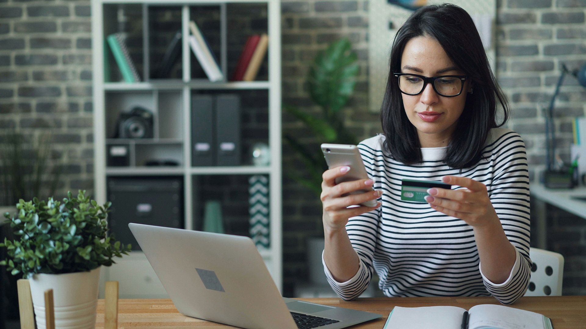 Frau mit kredikarte und Smartphone beim Online-Shopping. Frau mit kredikarte und Smartphone beim Online-Shopping.