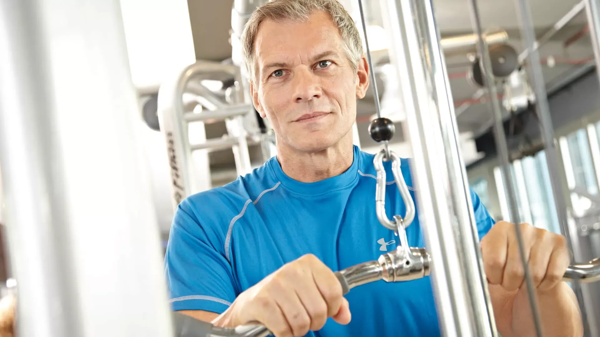Ein Mann an einem Fitnessgerät im Fitnessstudio. Bildnachweis: wdv © Lauer, Jan Ein Mann an einem Fitnessgerät im Fitnessstudio. Bildnachweis: wdv © Lauer, Jan