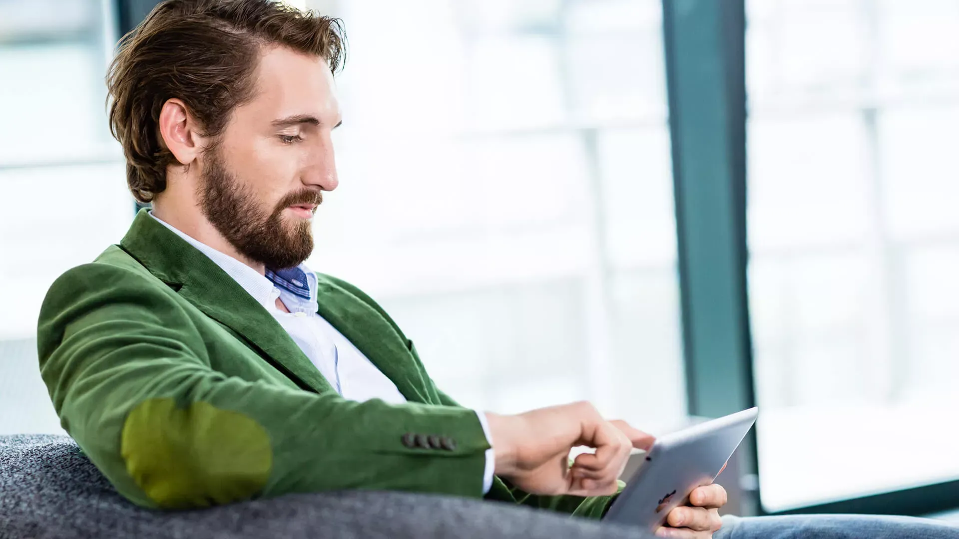 Mann mit Tablet – Bildnachweis: wdv © Lauer, Jan